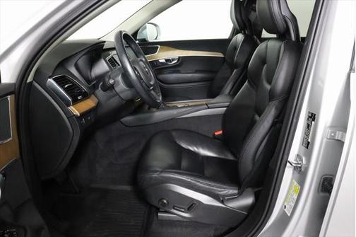 2021 Volvo XC90 T6 Momentum