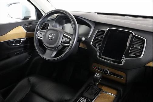 2021 Volvo XC90 T6 Momentum