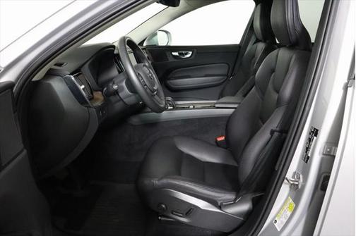 2022 Volvo XC60 Momentum