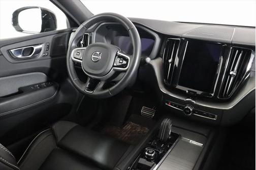 2022 Volvo XC60 B5 R-Design