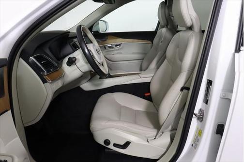 2022 Volvo XC90 T6 Momentum
