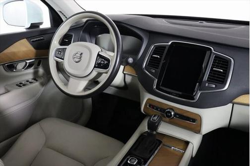 2022 Volvo XC90 T6 Momentum