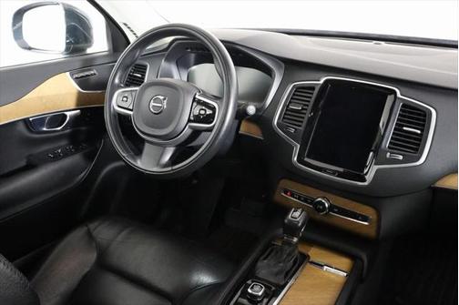 2022 Volvo XC90 T6 Momentum