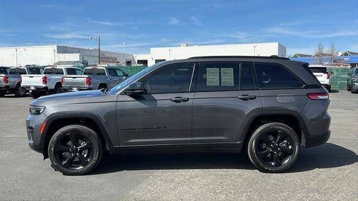 Baltic Gray Metallic Clearcoat 2023 Jeep Grand Cherokee Altitude 4x4