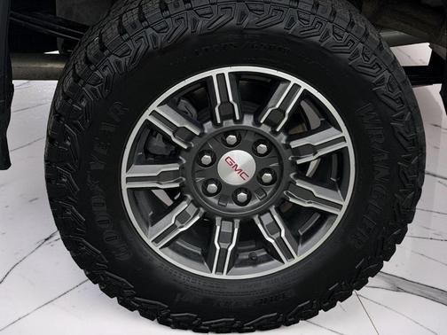 Summit White 2025 GMC Sierra 1500 AT4