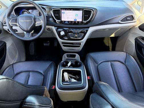 Bright White Clearcoat 2023 Chrysler Pacifica Touring-L