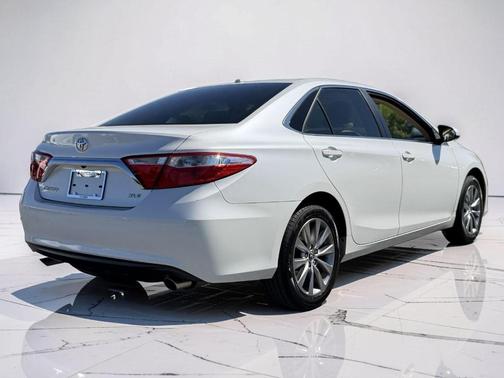 Blizzard Pearl 2017 Toyota Camry XLE