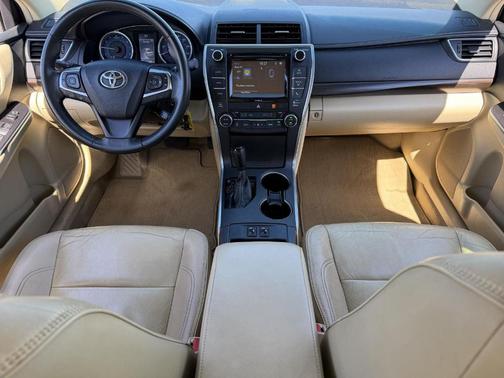 Blizzard Pearl 2017 Toyota Camry XLE