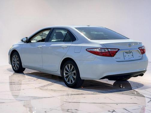 Blizzard Pearl 2017 Toyota Camry XLE