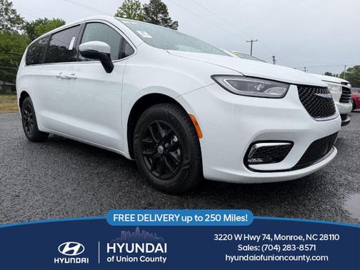 Bright White Clearcoat 2023 Chrysler Pacifica Touring-L