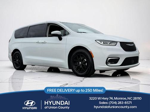 Bright White Clearcoat 2023 Chrysler Pacifica Touring-L