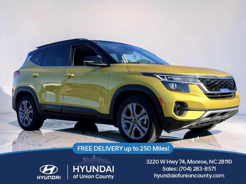 Starbright Yellow / Black Roof 2023 Kia Seltos S