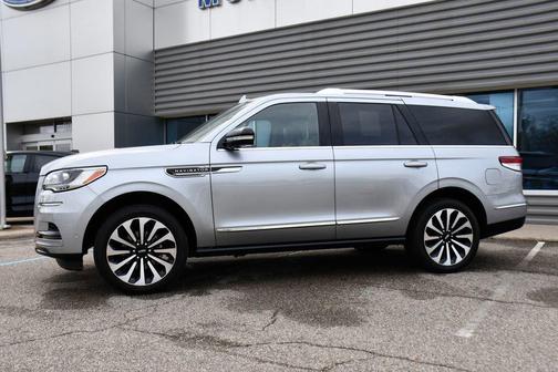 Silver Radiance Metallic Clearcoat 2022 Lincoln Navigator Reserve