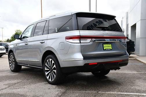Silver Radiance Metallic Clearcoat 2022 Lincoln Navigator Reserve