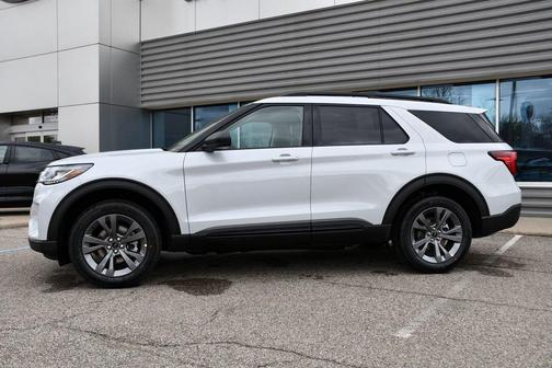 Space White Metallic 2026 Ford Explorer Active