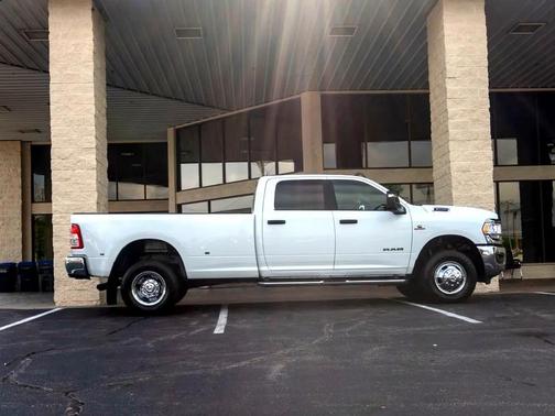2024 RAM 3500 Big Horn Crew Cab 4x4 8' Box