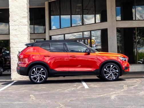 2022 Volvo XC40 T5 R-Design