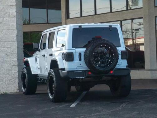 White/off-white 2018 Jeep Wrangler Unlimited Sahara