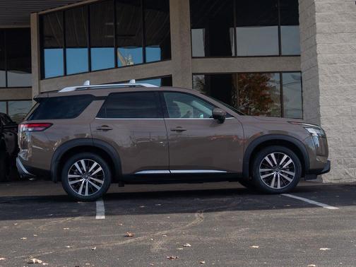 2024 Nissan Pathfinder Platinum FWD