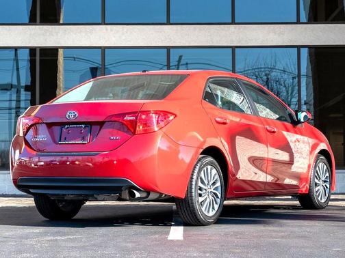 Photo 5 of 33 of 2018 Toyota Corolla XLE