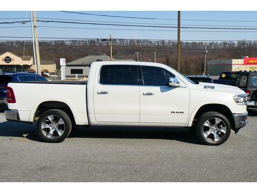 Ivory White Tri-Coat Pearlcoat 2019 RAM 1500 Laramie