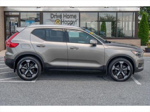 2022 Volvo XC40 T5 Momentum