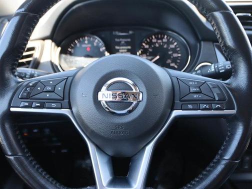 Photo 5 of 36 of 2017 Nissan Rogue SL