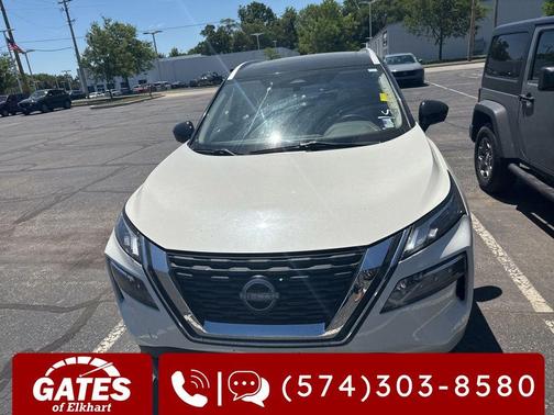 Pearl White Tricoat/Super Black 2023 Nissan Rogue SL