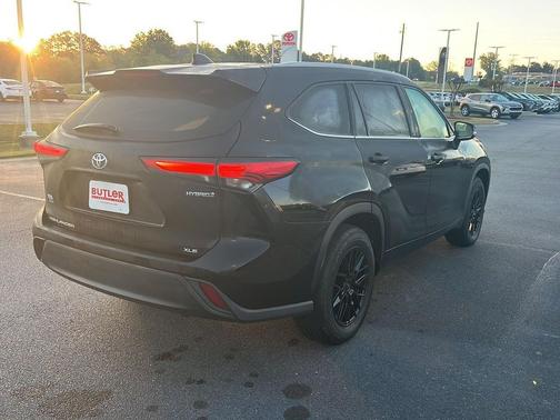 Midnight Black Metallic 2022 Toyota Highlander Hybrid XLE
