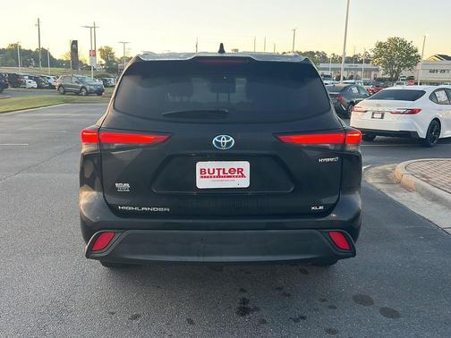 Midnight Black Metallic 2022 Toyota Highlander Hybrid XLE
