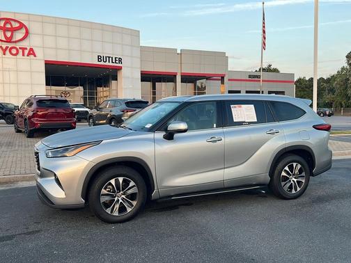 2022 Toyota Highlander Hybrid XLE