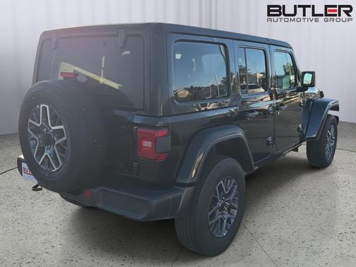 Black Clearcoat 2025 Jeep Wrangler 4-Door Sahara 4x4