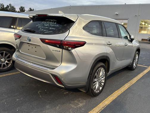 2024 Toyota Highlander Hybrid Platinum