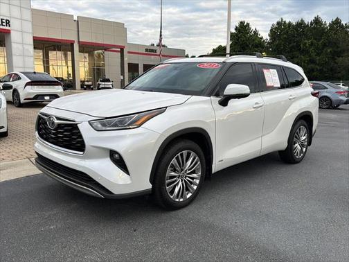2023 Toyota Highlander Hybrid Platinum