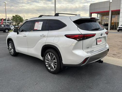 2023 Toyota Highlander Hybrid Platinum