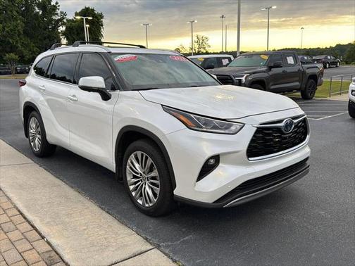 2023 Toyota Highlander Hybrid Platinum
