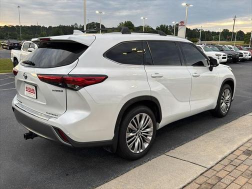 2023 Toyota Highlander Hybrid Platinum