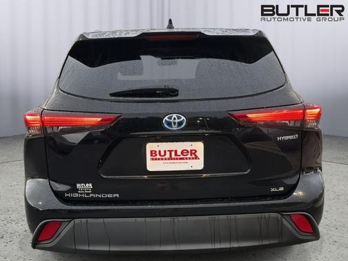 Midnight Black Metallic 2021 Toyota Highlander Hybrid XLE