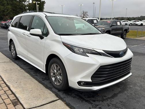 2025 Toyota Sienna XLE
