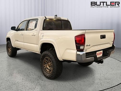White 2022 Toyota Tacoma SR5