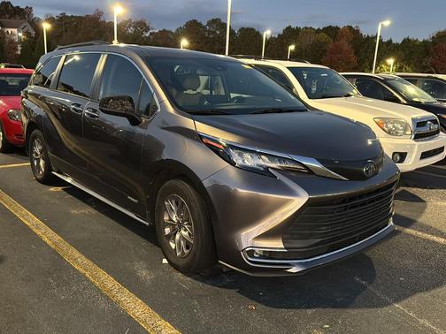 2021 Toyota Sienna XLE 8 Passenger