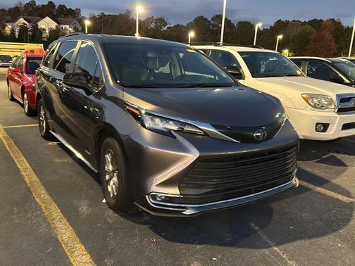 2021 Toyota Sienna XLE 8 Passenger