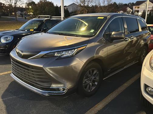 2021 Toyota Sienna XLE 8 Passenger