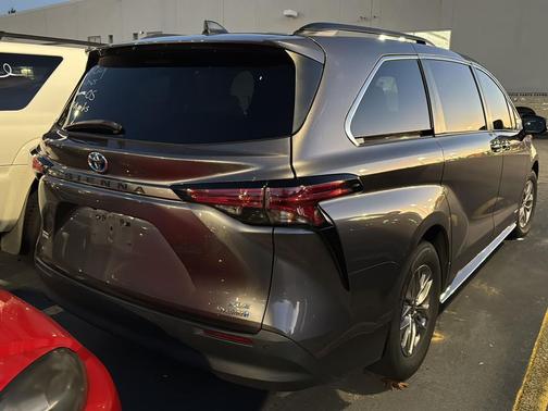 2021 Toyota Sienna XLE 8 Passenger