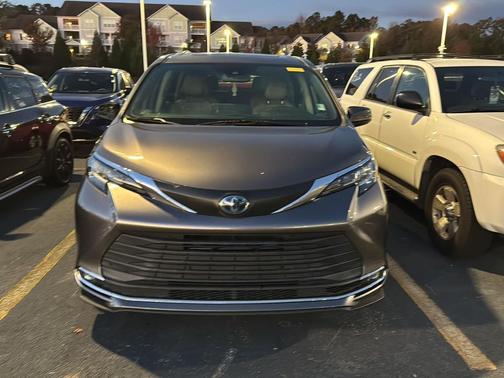 2021 Toyota Sienna XLE 8 Passenger