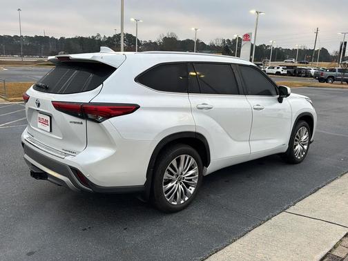 2023 Toyota Highlander Hybrid Platinum