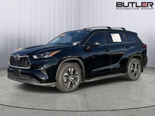Midnight Black Metallic 2022 Toyota Highlander XLE