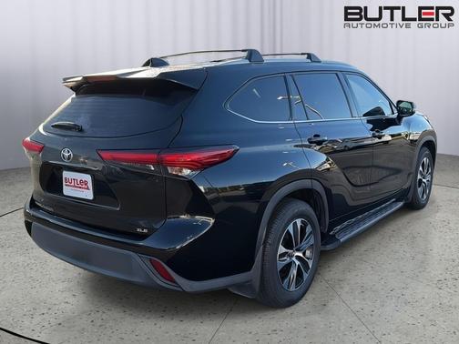 Midnight Black Metallic 2022 Toyota Highlander XLE