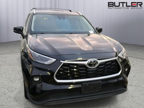 Midnight Black Metallic 2022 Toyota Highlander XLE