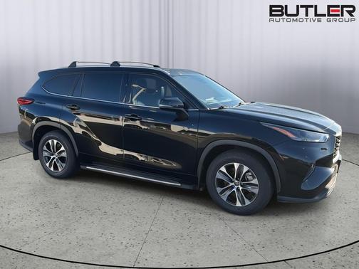 Midnight Black Metallic 2022 Toyota Highlander XLE